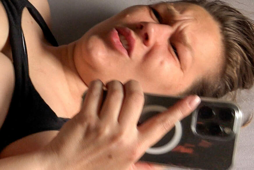 D***ysLuder: F**k mich, wenn es sein muss, aber unterbrich mich nicht beim Scrollen!!!