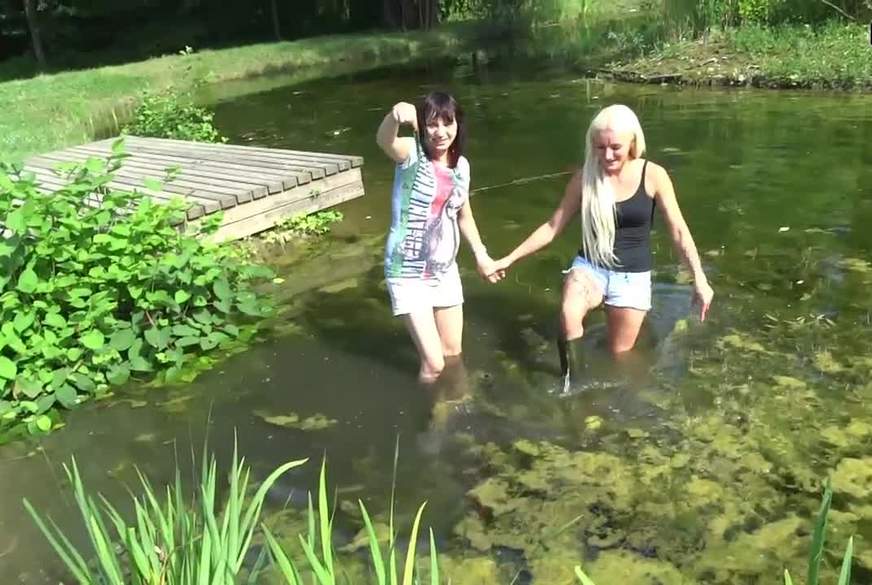 Angelina1986: Bi-Freundinnen gehen Hand in Hand in Gummistiefeln durch den S*****m