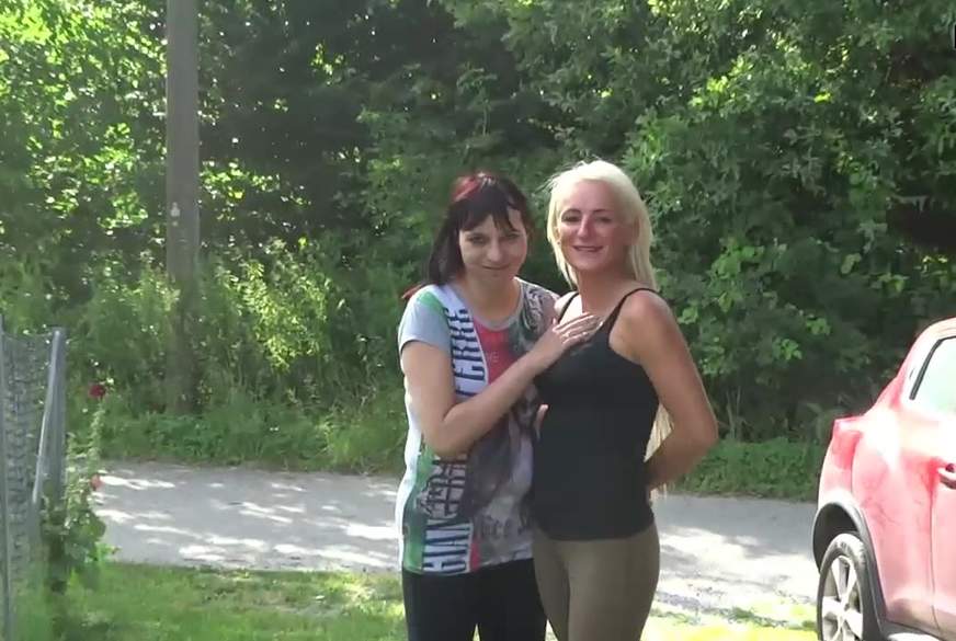 Angelina1986: Bi-Freundinnen Hand in Hand in Reithosen und Stiefeln steigen in den P****emist