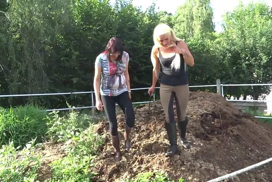 Angelina1986: Bi-Freundinnen Hand in Hand in Reithosen und Stiefeln steigen in den P****emist