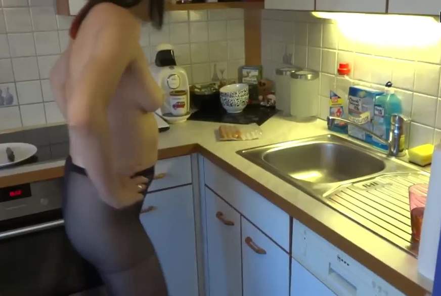 Angelina1986: Bi-Freundin erwischt mich mit Würstl in der F***e