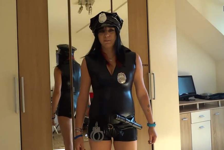 Polizistin p**st auf Olaf Klein und macht es sich selber bis zum Orgasmus ! von Angelina1986