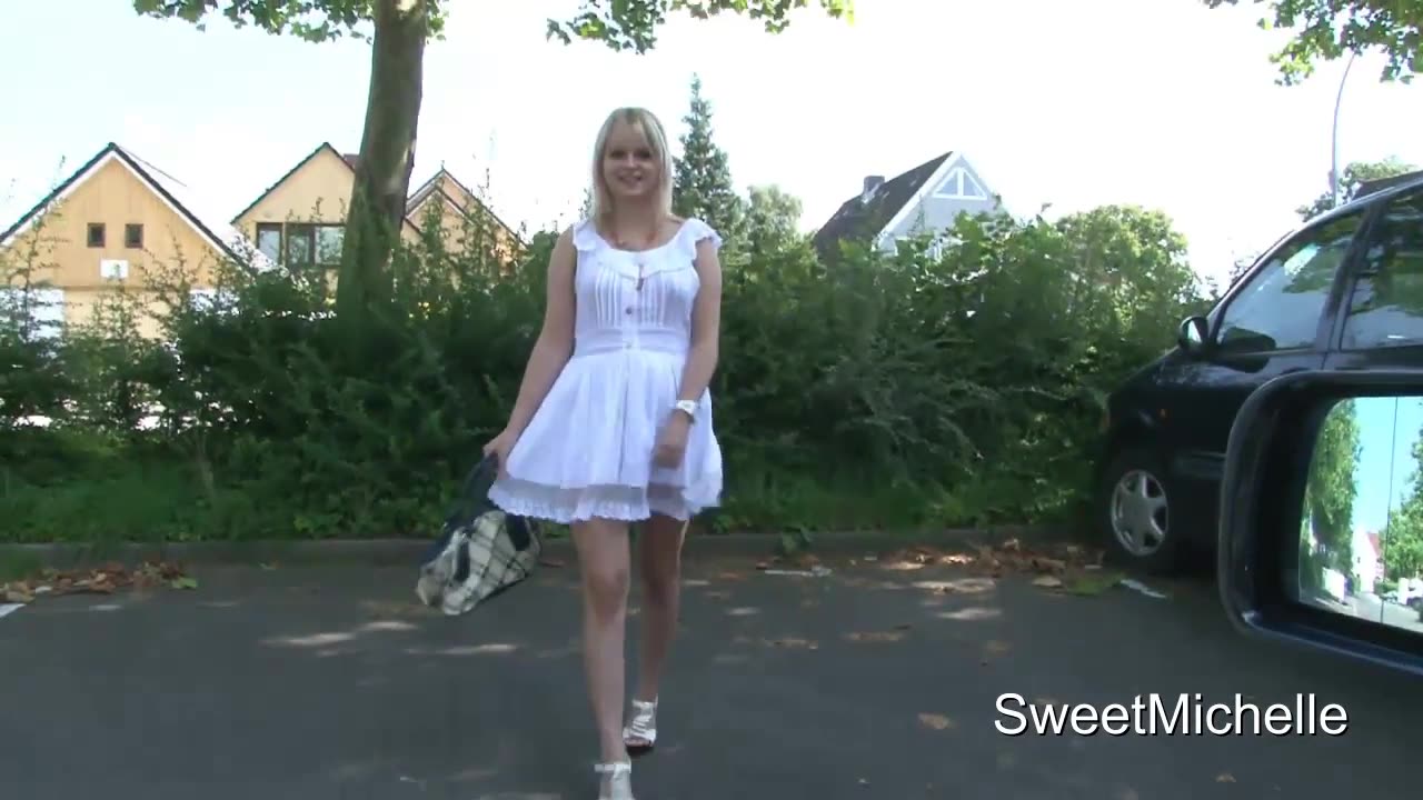 Als ich heute draußen auf meine Freund gewartet habe, kam jemand mit 
dem Wagen angefahren. Da ich natürlich immer geil bin, hab ich erst mal mich
in meinen weißen Kleidchen präsentiert, dann bin ich sein Wagen gestiegen und wir sind um die Ecke gefahren.Dann bin ich aus dem Wagen gestiegen und hab ich an der Strraße ein geblasen, bis er mir in den Mund gespritzt hat.