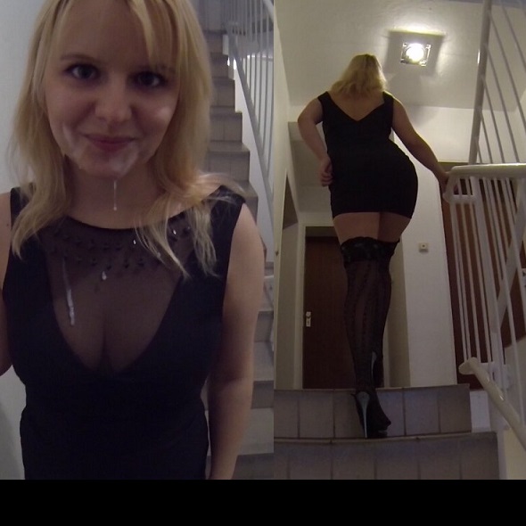 Wie dreist!Frau im Bad und ich Blas den Ehemann im Treppenhaus sein Schwanz!
Ich lief in Mini,Strapse und HighHeels durch das Treppenhaus auf der suche nach einem Schwanz !
Aber leider hab ich niemanden gefunden. Da dacht ich mir, ich klingel im 3 Stock der sieht doch ganz gut aus.
Ich redete mit ihn an der haustür während seine Frau aus dem Bad fragt wer dort ist und er Antwortet es ist die Post!!
Dann hat er nur die Tür angelehnt und stand vor mir.
Ich packte sein Schwanz aus und habe ihn geblasen und dazu dreckigen DIRTY TALK erzählt!
Am ende war meine ganze fickfresse in Sperma und ich lief mit dem Sperma die Treppen wieder runter.