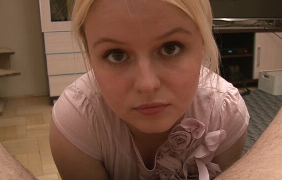 WooW Das war aber eine heftige Ladung für mein süßen und kleinen fickmund! Ich hätte nicht gedacht das ich so viel raus bekomme aus seinen dicken Eiern. Ich habe brav sein Pennis geblasen und dabei richtig Dirty Talk gesprochen. Bis er sich nicht mehr zurück halten konnte und mir eine heftige Ladung verpasst hat! Erst läuft alles raus aus meinen Mund , aber dann habe ich noch mal alles schön sauber gemacht wie sich das gehört für eine kleine Fickschlampe.