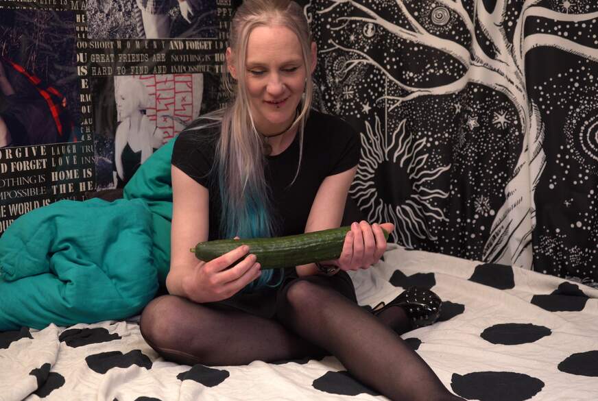 Lilaia: Heftiger F**k mit extremer Gurke!