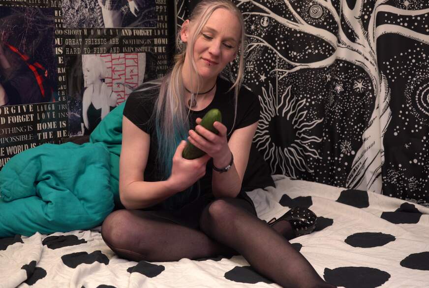 Lilaia: Heftiger F**k mit extremer Gurke!