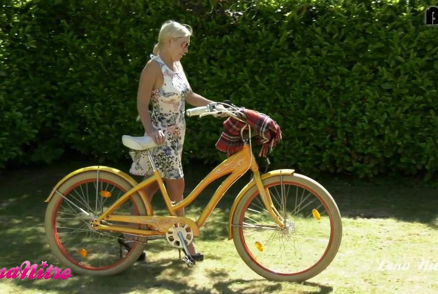 Fahrrad KAPUTT - Im Park wurde mir geholfen von LenaNitro pic2