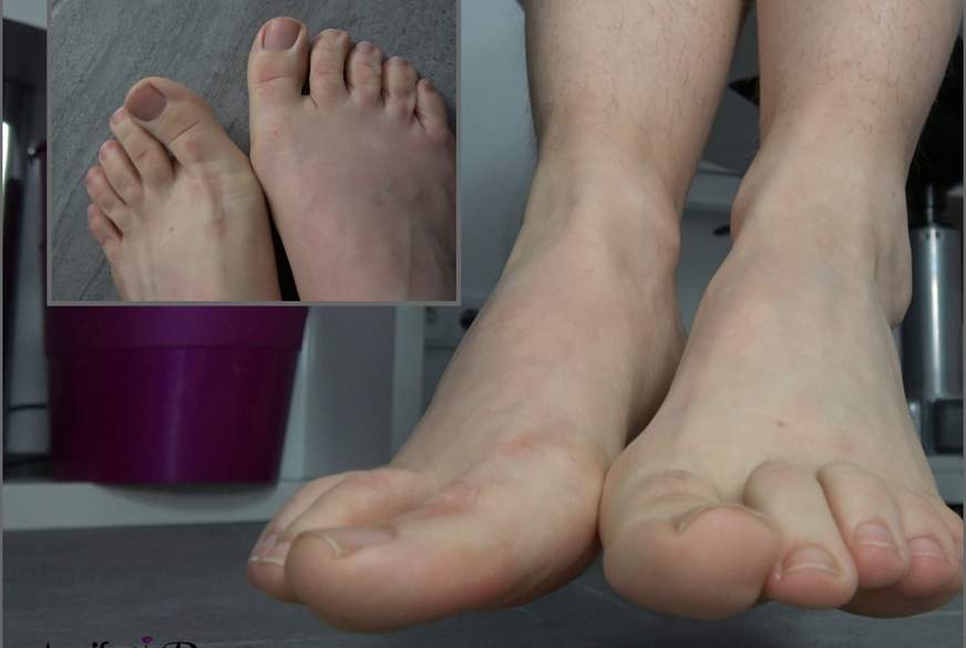 Stinkende Füße ganz nah Teil 2 von AnnikaRose pic2