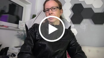 Mein bloßer Anblick in der Lederjacke ist atemberaubend und dein Pimmel steht vor Geilheit! Wichs ihn also schön brav weiter und folge meinem züchtig dominanten DirtyTalk. Dein Arsch wird diesmal auch rangenommen und mit einem Pumpplug bearbeitet, damit du schön ausgefüllt bist und alles auf deine Prostata drückt.