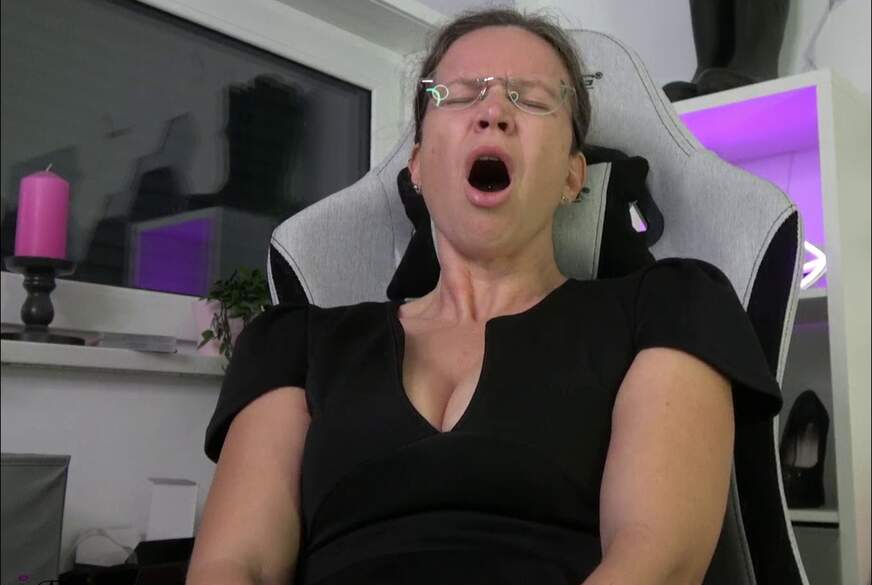 AnnikaRose: Im Büro einen Porno gesehen und die Tür angelehnt