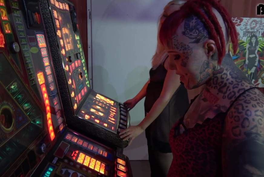 Wilde O***e in der Spielothek Teil 1 von SophiaGold pic2