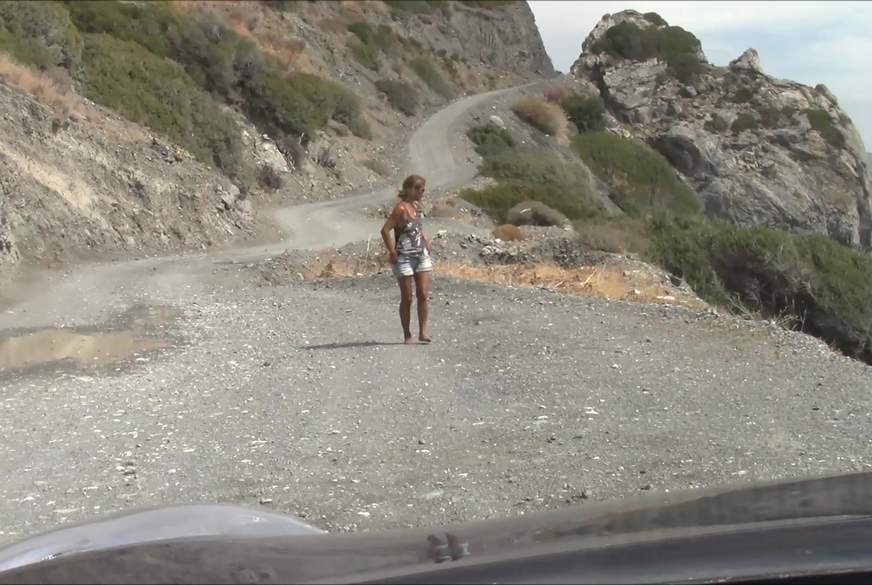 SexyLolitta: Auf der Strasse gepinkelt