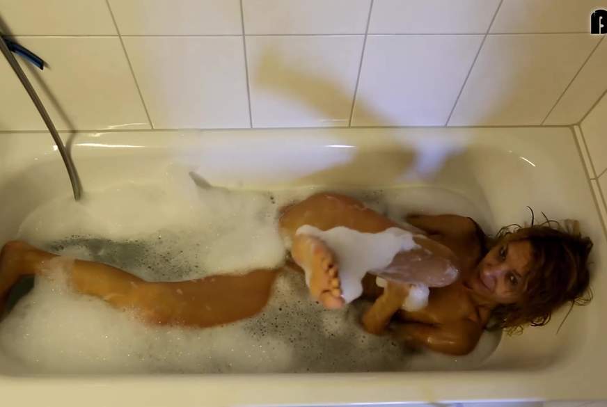 mit spielzeuge baden von SexyLolitta pic1