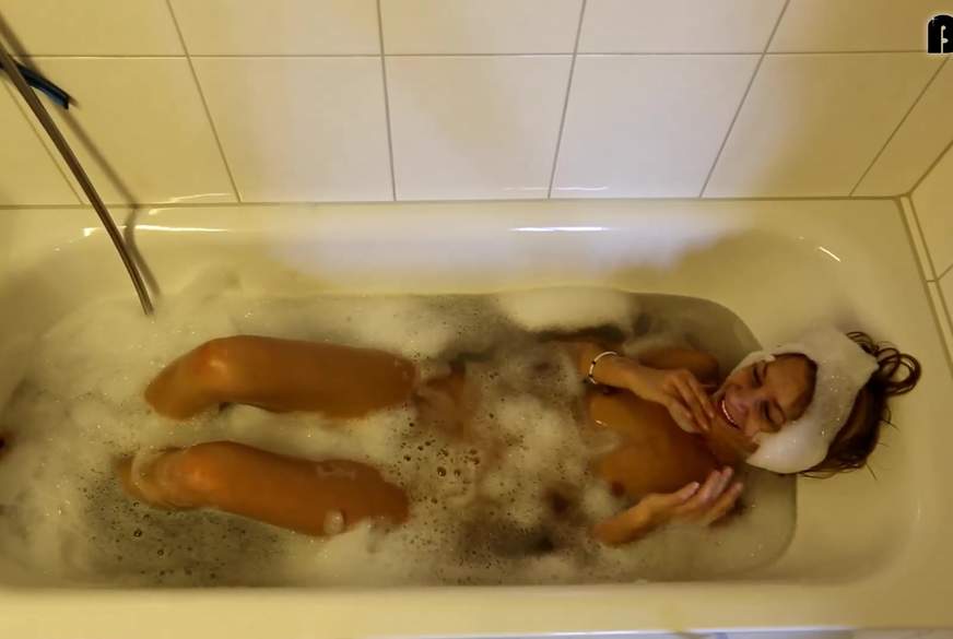 mit spielzeuge baden von SexyLolitta pic4
