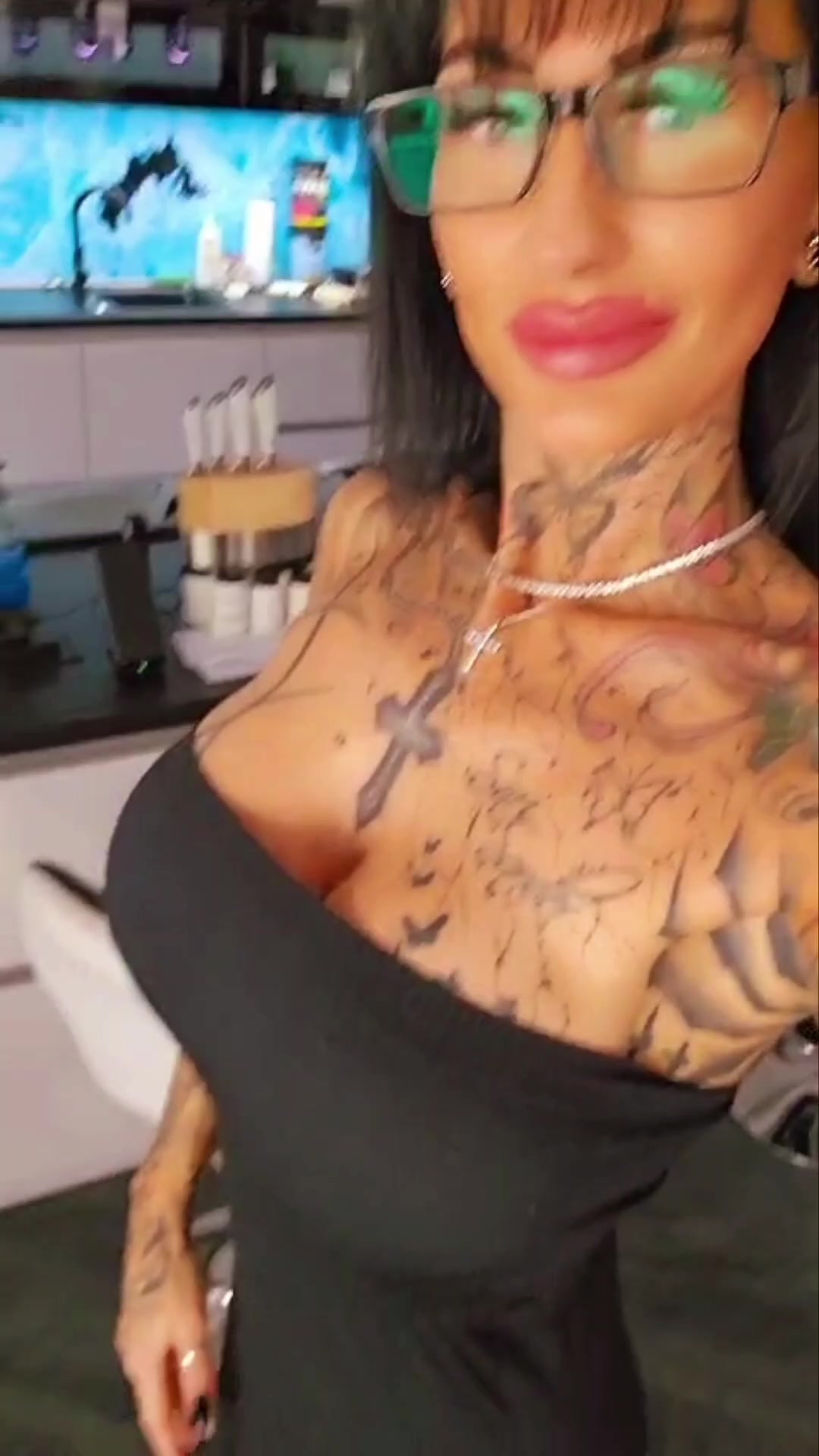 Immer wenn ich wenig anhabe oder nackt bin, werde ich so nass und geil.
hier zeige ich dir einige Einblicke und ich hoffe du verstehst warum mir das passiert und vielleicht geht es dir ja ähnlich?!