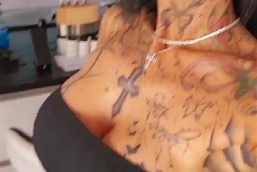 Sari-Sander: nackte Tatsachen