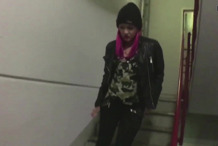 IndreBaltic: OMG - Studentin p**st frech im Uni-Treppenhaus