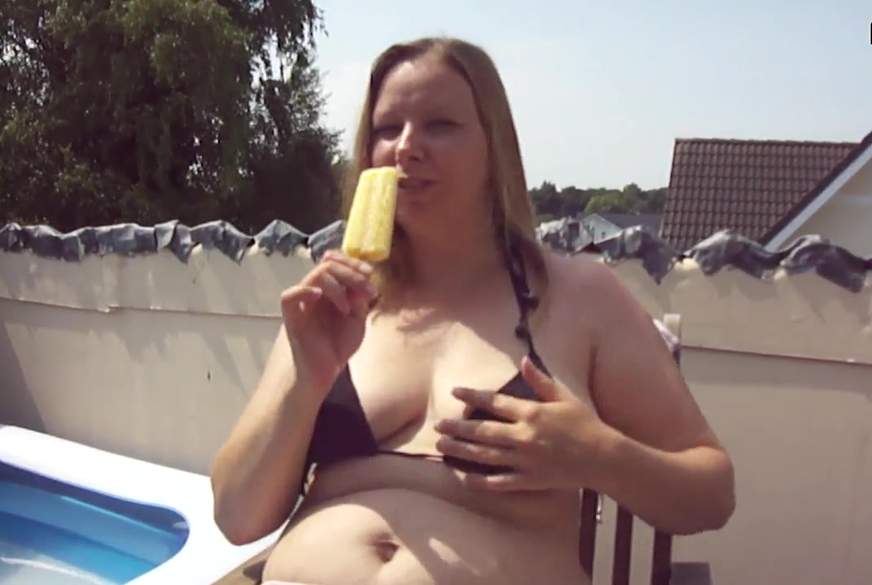 Bei 35 grad das Eis heiss lutschen von FunnyDany