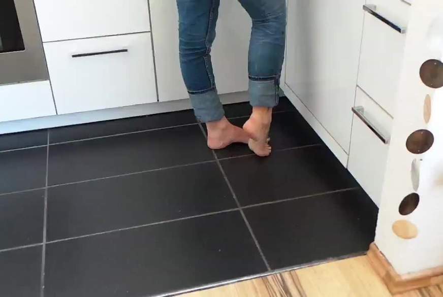Lady-Sabrina: Meine Füsse in der Küche