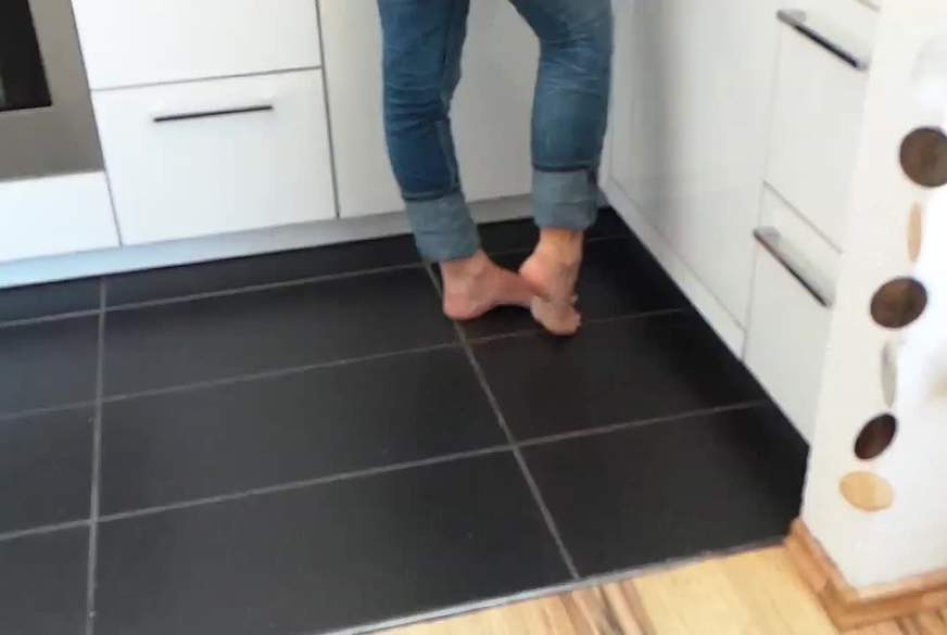 Lady-Sabrina: Meine Füsse in der Küche