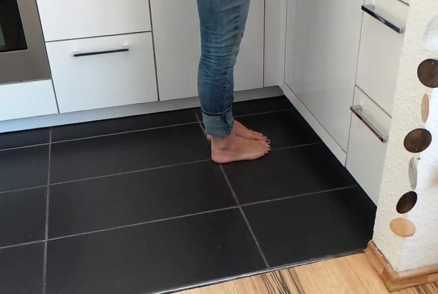 Lady-Sabrina: Meine Füsse in der Küche