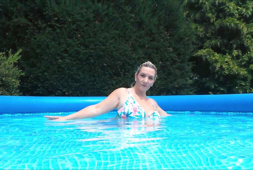 risky dildof**k in the backyard pool neighbours very close von Sandybigboobs pic1