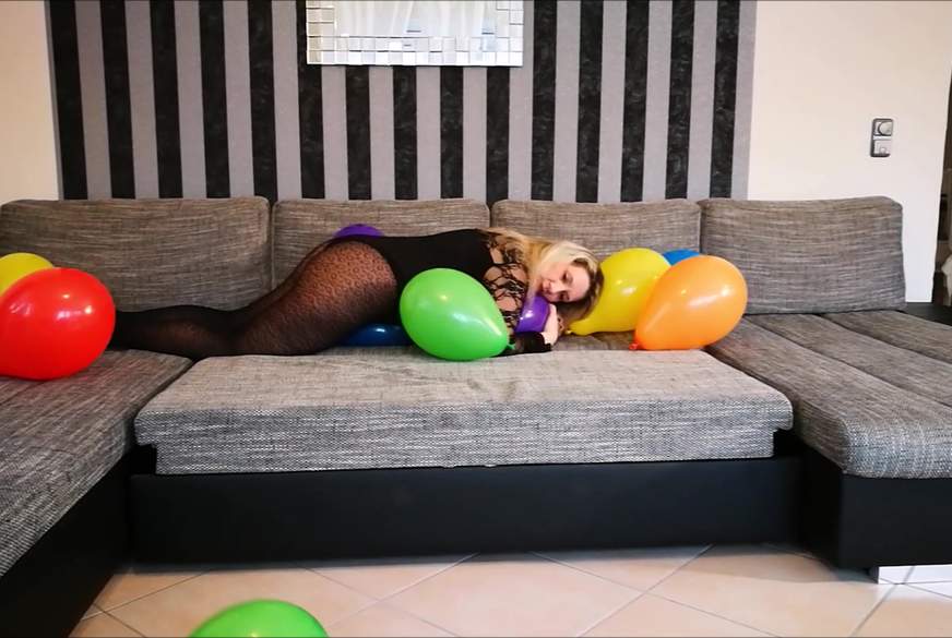 Ballonfetischvideo von Sandybigboobs pic4