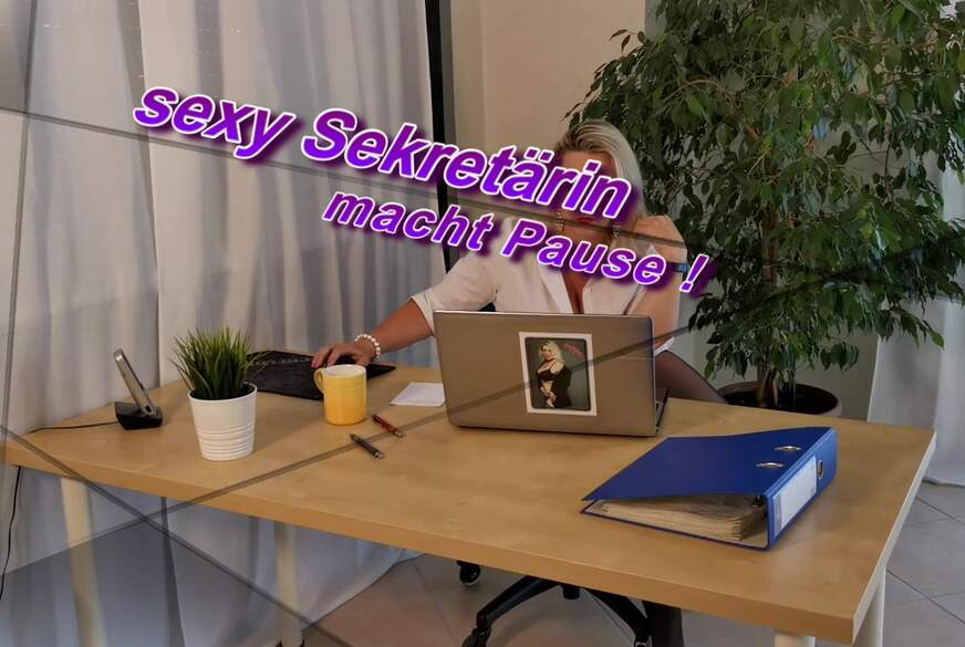 sexy Sekretärin macht Pause von Sandybigboobs pic1