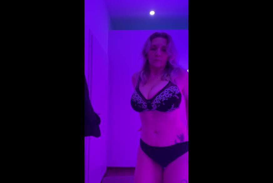 Sandybigboobs: eincremen im Solarium für Spanner wie dich