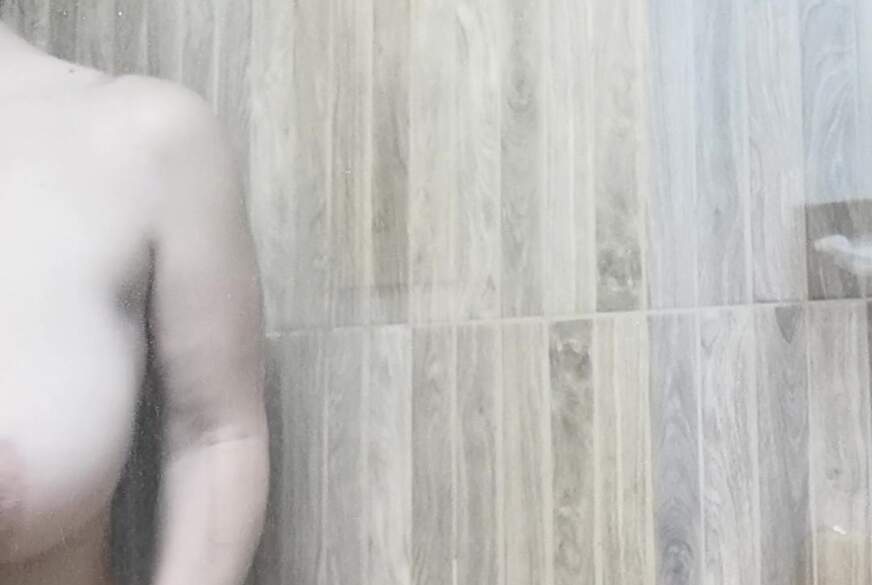 Sandybigboobs: Duschen im Hotel mit Sandy