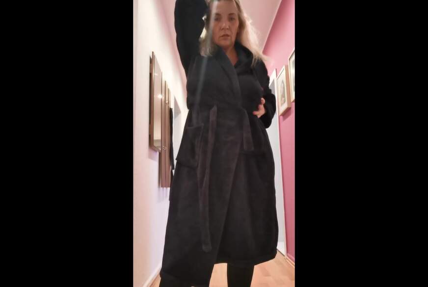 Sandybigboobs: Bademantelteasing