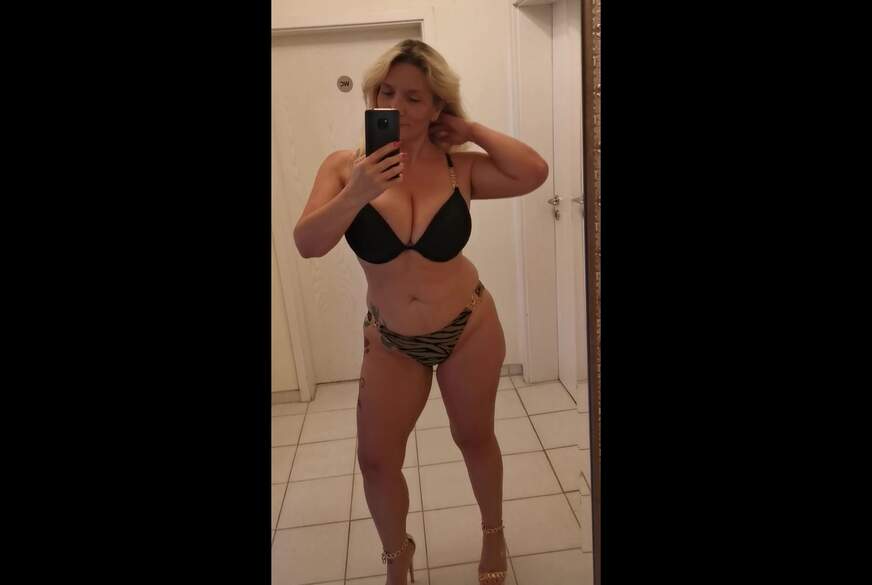 Sandybigboobs: Schwarz Goldene Versuchung Heiße Bikinishow mit Tiger Look und Push Up Effekt