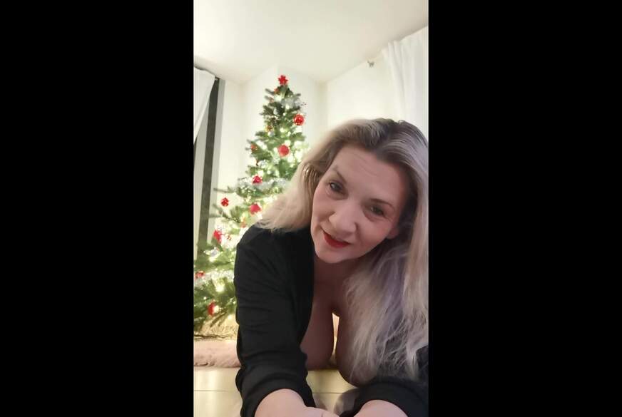 verführerische Weihnachts MILF  Geilheit unterm Weihnachtsbaum von Sandybigboobs pic3