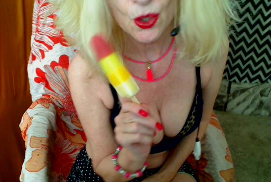 SandyPrivat: Der Sommer wird heiss und ich  leck das Eis..