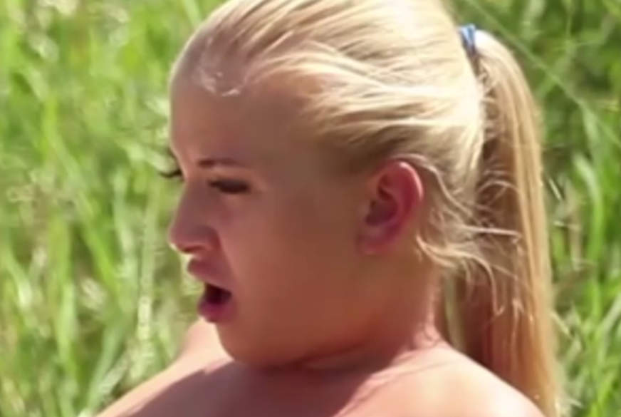 Geiler Knacka***h am Teich b****t! von KleineMiriam