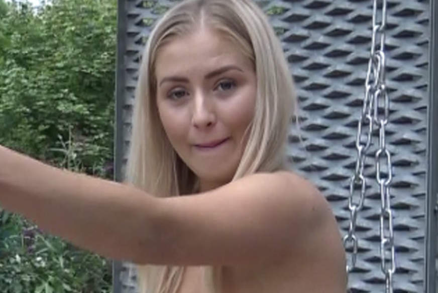 Ich bin nackt auf der Schaukel von KleineMiriam