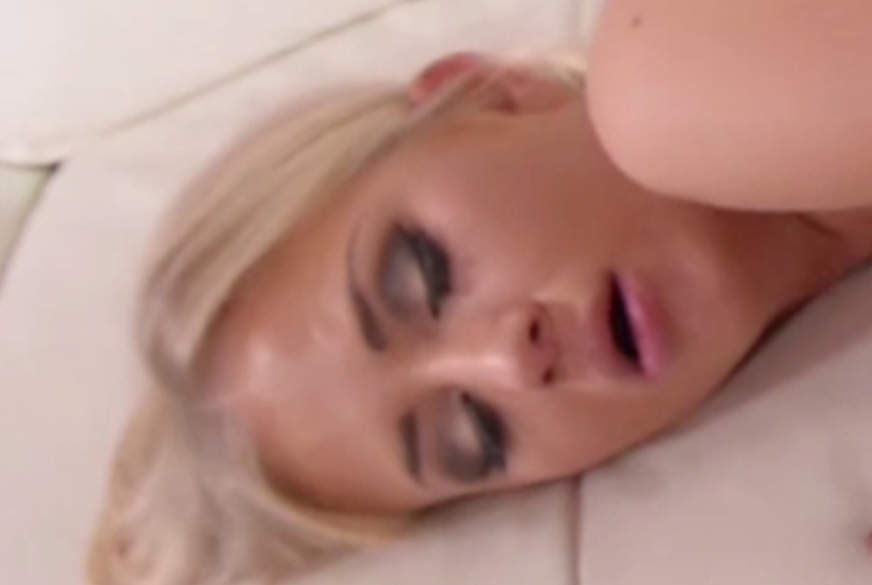 Mega Footjob mit C*****t! von KleineMiriam