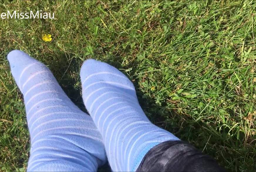 Kleine stinkende Füße in Socken draußen von LittleMissMiau pic2