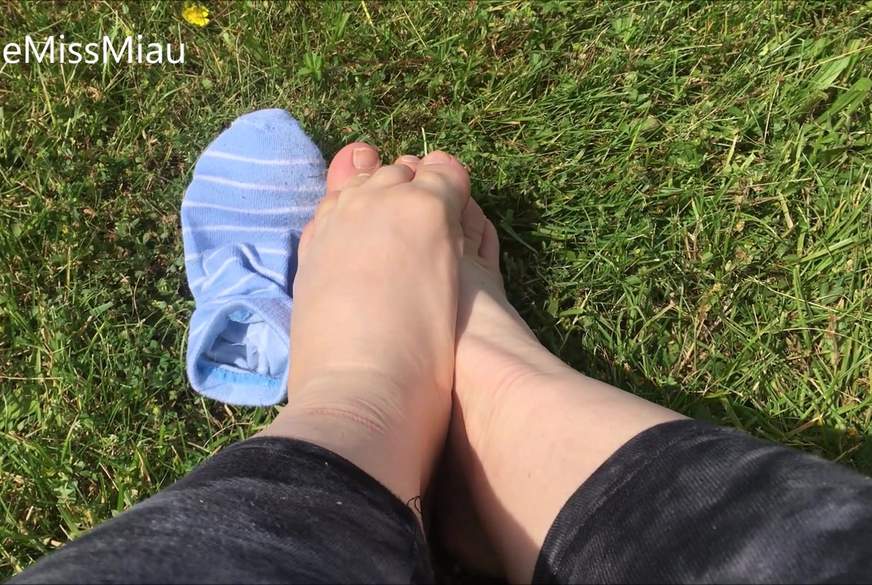 Kleine stinkende Füße in Socken draußen von LittleMissMiau pic3