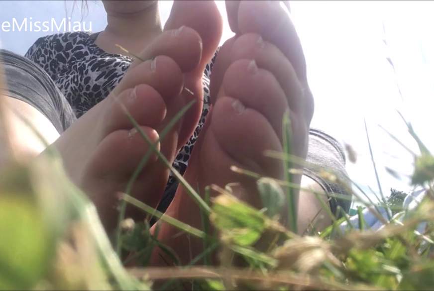 Kleine stinkende Füße in Socken draußen von LittleMissMiau pic4