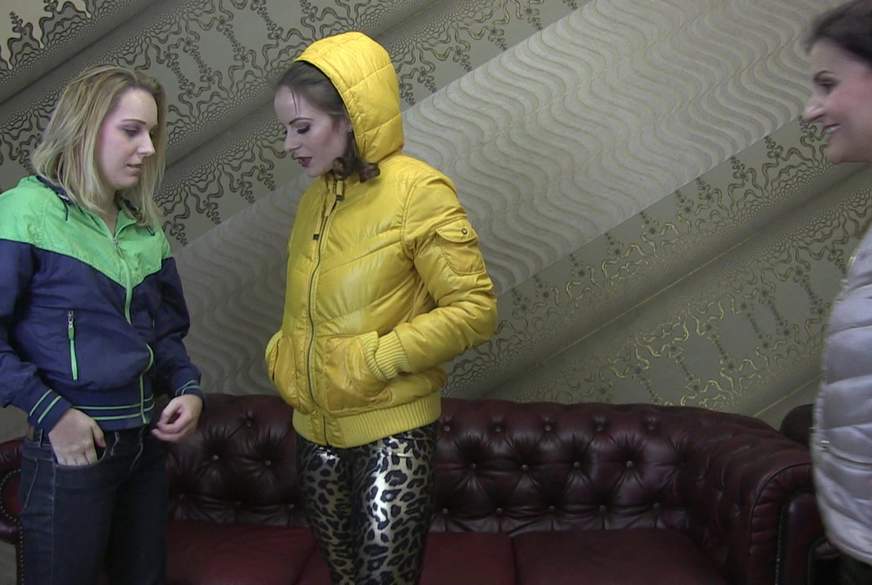 Daunenjackengirls in tights von NovaNilla