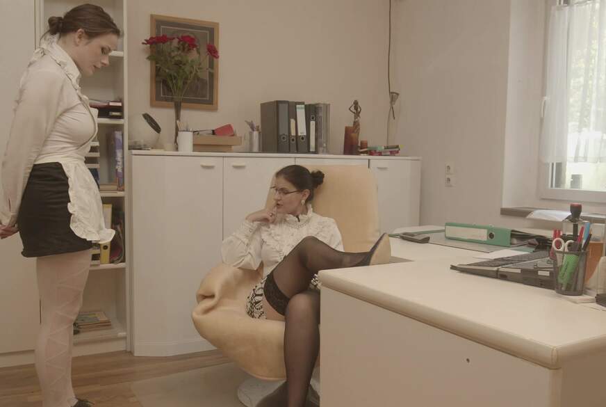 NovaNilla: Bück dich für deine Chefin!