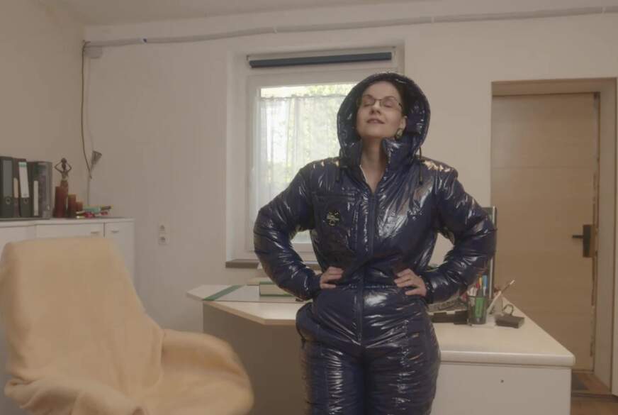 NovaNilla: Daunenjackengirl h**t rangenomme