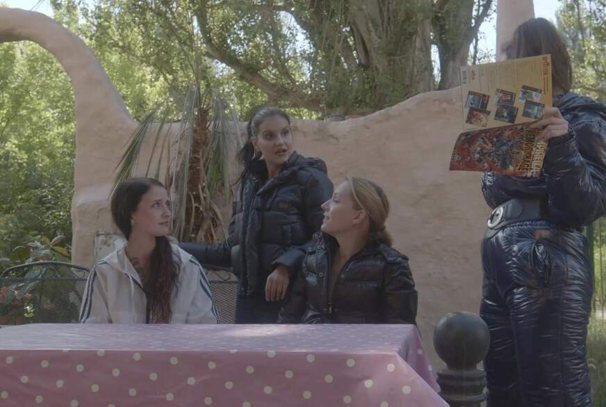 Daunenjackengirls have fun outdoors von NovaNilla pic2