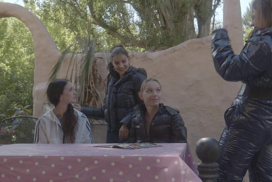 Daunenjackengirls have fun outdoors von NovaNilla pic3