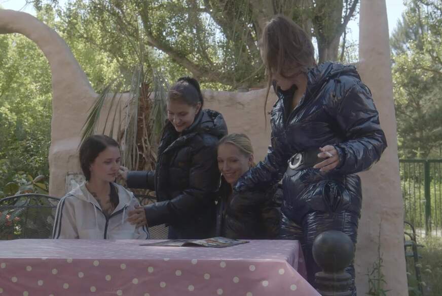 Daunenjackengirls have fun outdoors von NovaNilla pic4