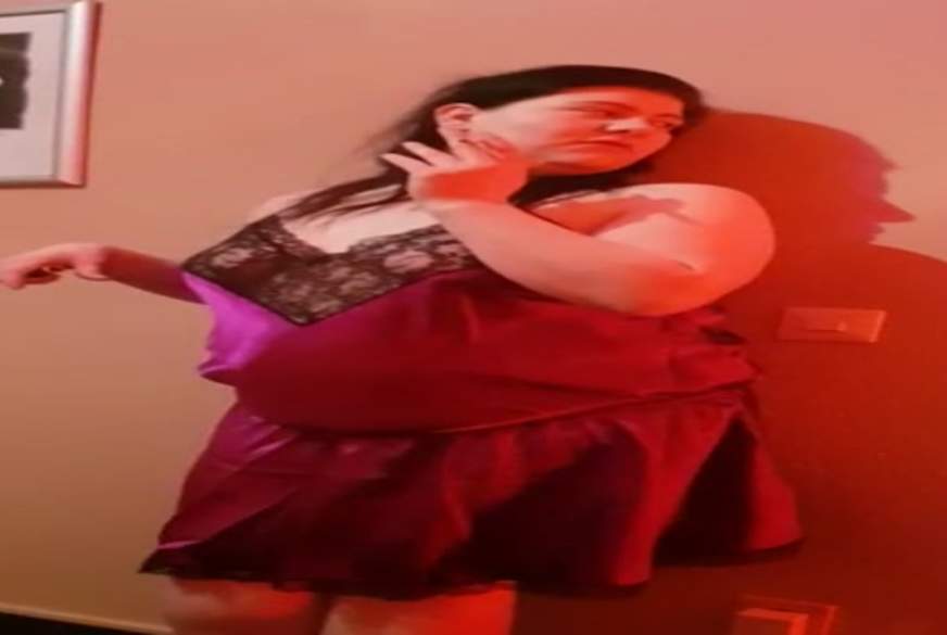 LenaDreams: rauch und ausziehvideo sehr geil