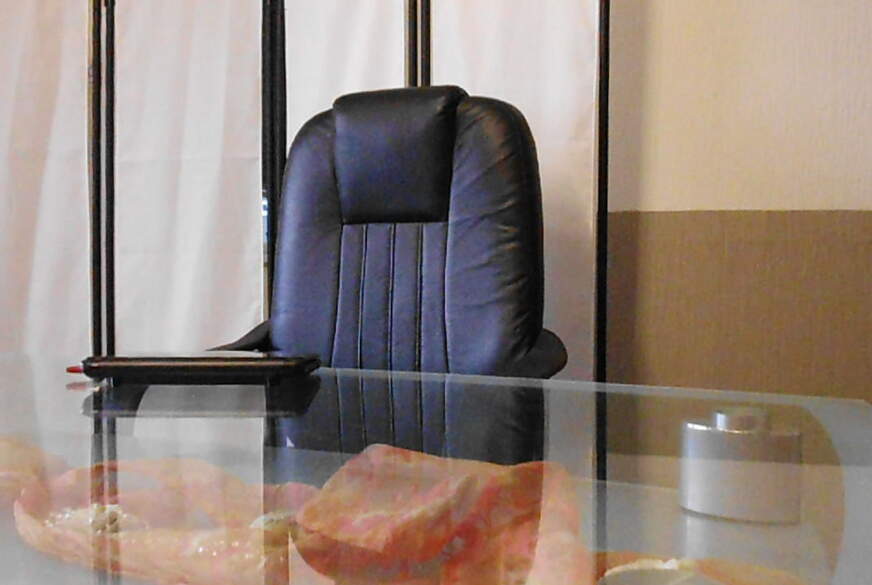 Hot-Angel: Stiefel riechen.