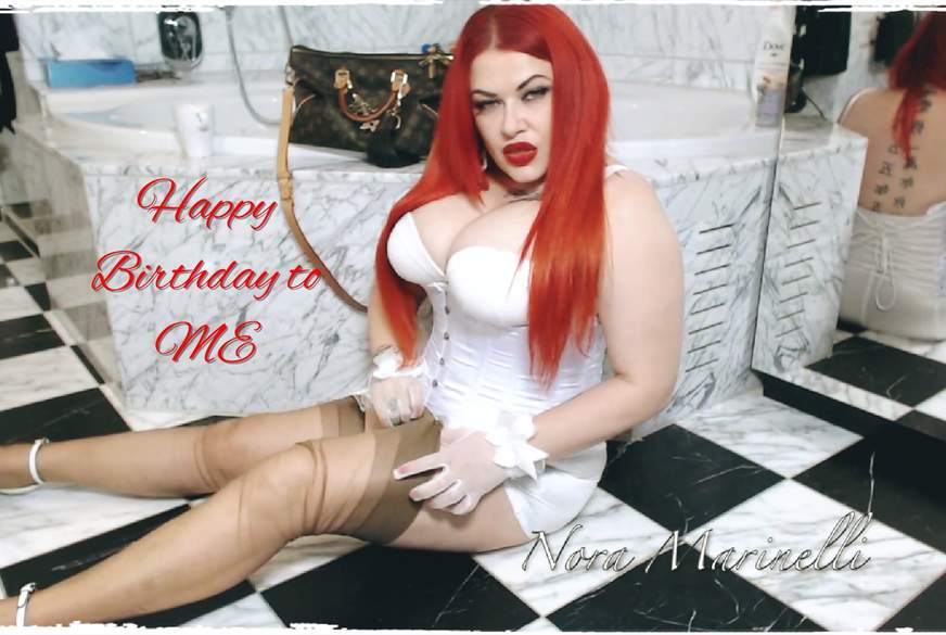 Happy Birthday to ME! von NoraMarinelli